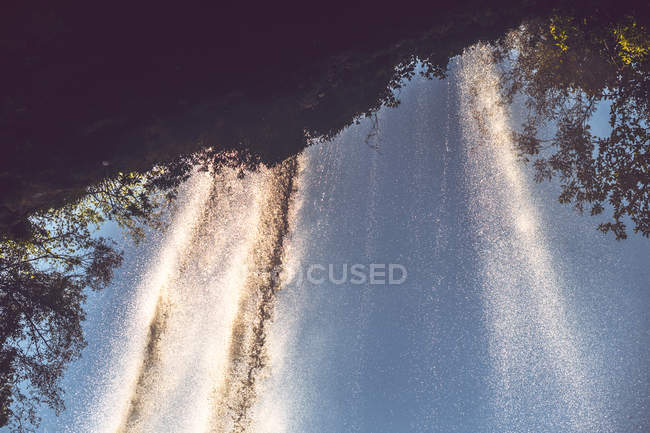Stream of water falling from cliff in majestic Mexican jungle — Stock Photo