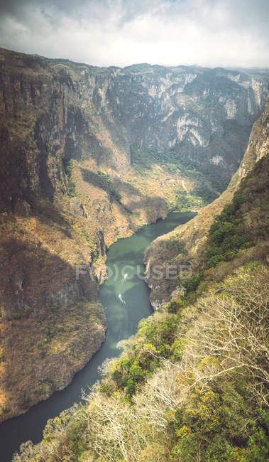 Rivière étroite à Sumidero Canyon, Chiapas, le Mexique — Photo de stock