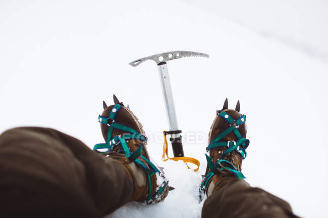 Close-up de botas de escalador na colina nevada — Fotografia de Stock