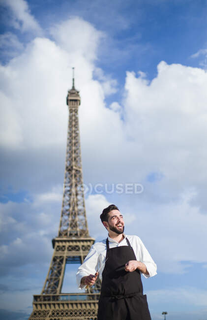 Cocinero con uniforme en París - foto de stock