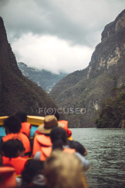 Gruppo di turisti galleggianti in barca nel magnifico Sumidero Canyon in Chiapas, Messico — Foto stock