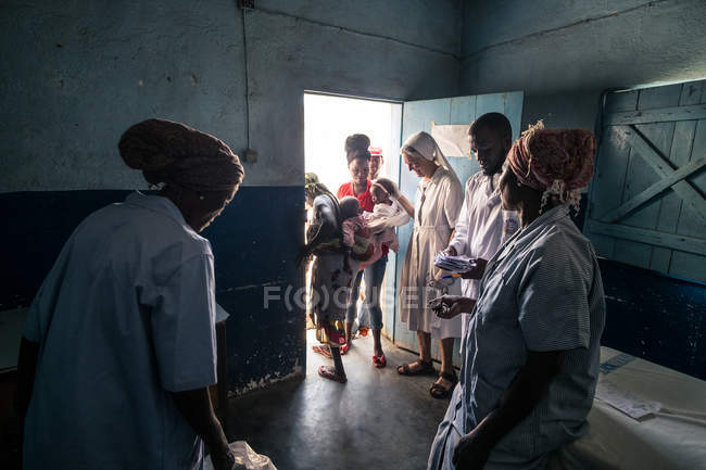 ANGOLA - AFRIQUE - 5 AVRIL 2018 - Des femmes noires sortent de la clinique — Photo de stock