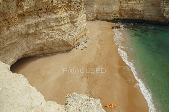 Canoa en la playa, costa del Algarve - foto de stock