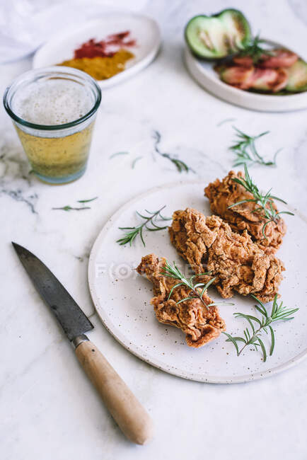 Gebratenes Huhn in der Nähe von Gewürzen und Tomaten — Stockfoto