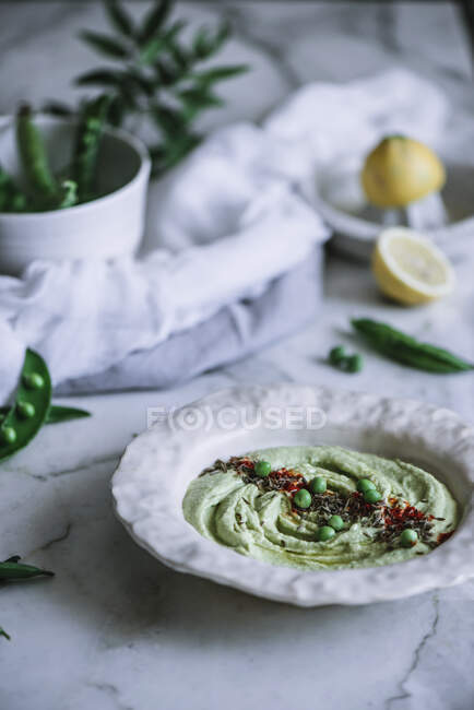 Bowl with tasty mashed peas — Stock Photo