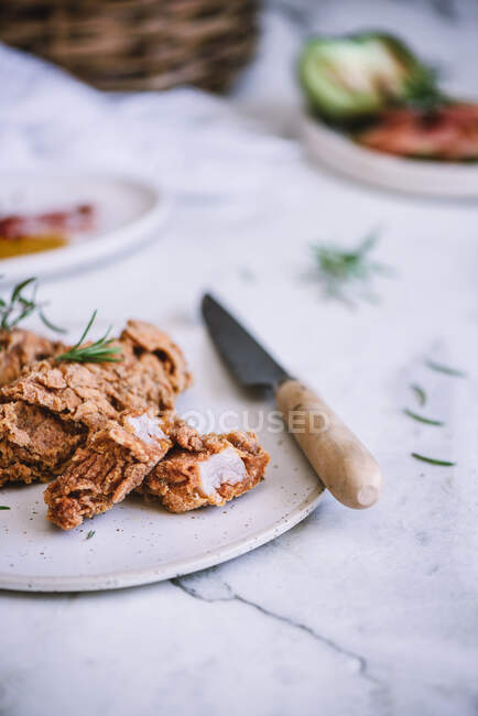 Gebratenes Huhn in der Nähe von Gewürzen und Tomaten — Stockfoto