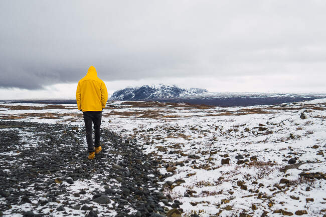 Анонимный человек в снежной долине — стоковое фото