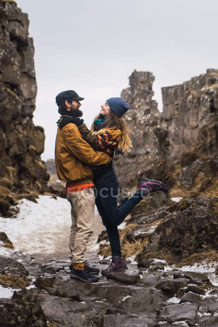 Casal em pé na natureza com formações rochosas — Fotografia de Stock
