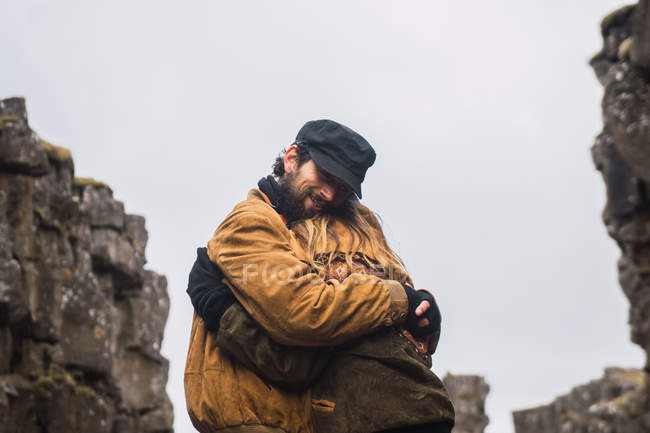 Paar umarmt sich in kalter Felsschlucht — Stockfoto