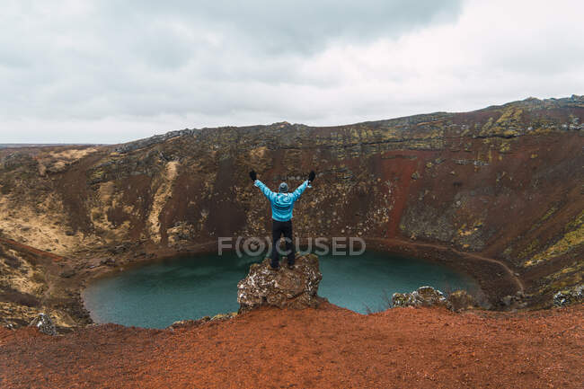 Pessoa em rocha contra lago em montanhas — Fotografia de Stock