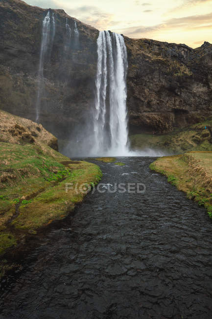 Cascada salpicando desde el acantilado, Islandia - foto de stock