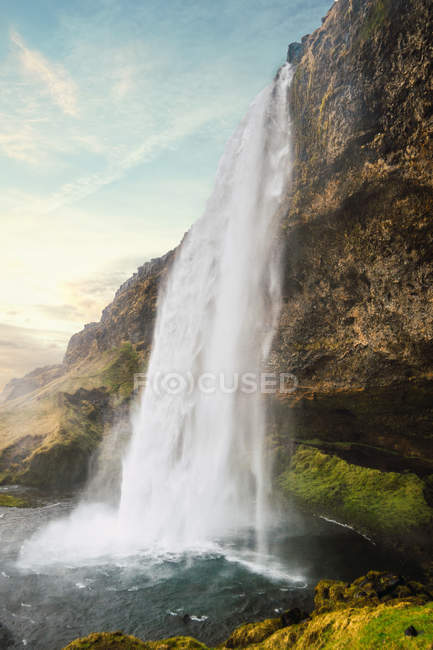 Cachoeira salpicando de penhasco, Islândia — Fotografia de Stock
