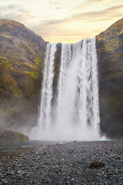Wasserfall plätschert von Klippe, Island — Stockfoto