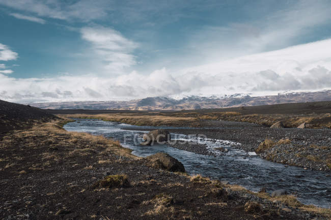 Islandpanorama mit kleinem Fluss und Bergen — Stockfoto