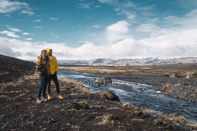 Viajantes em pé no vale — Fotografia de Stock