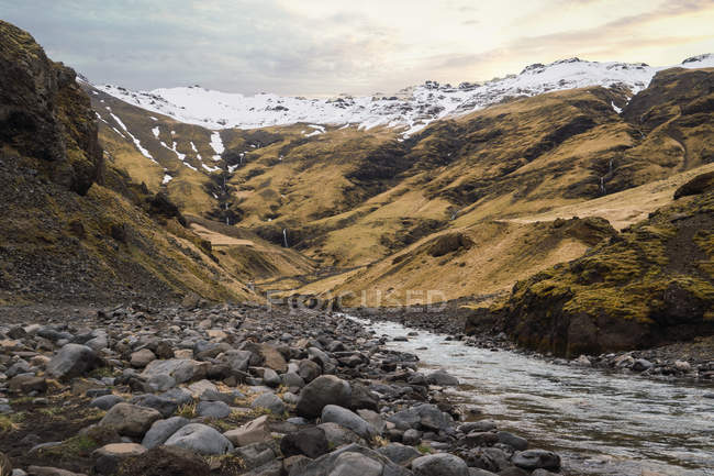Montañas remotas con nieve en los picos y camino rocoso, Islandia - foto de stock