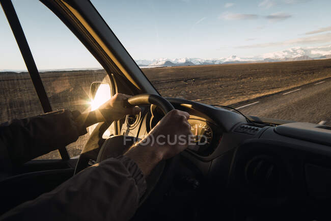 Homem condução estrada na natureza — Fotografia de Stock