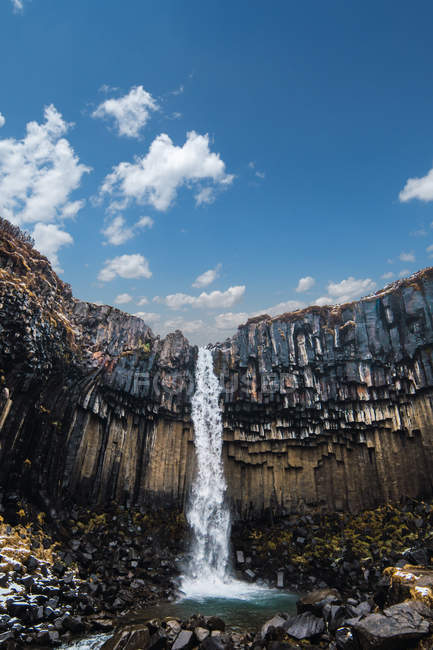 Cascada salpicando desde el acantilado, Islandia - foto de stock