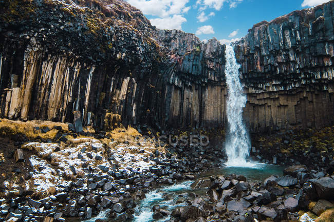 Cascata schizzi da scogliera, Islanda — Foto stock