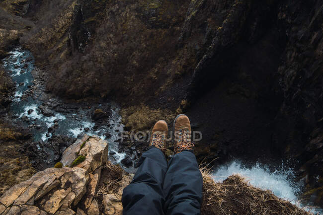 Gambe ritagliate dell'uomo sulle montagne — Foto stock