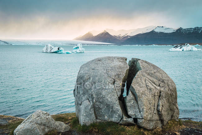 Formazione rocciosa sulla costa e ghiacciai in mare freddo, Islanda — Foto stock