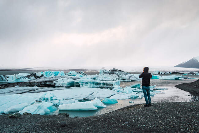 Homem de pé no mar frio — Fotografia de Stock
