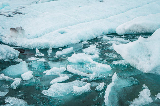 Trozos de hielo flotando en agua de mar - foto de stock
