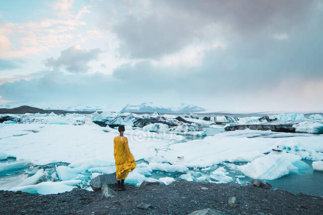 Женщина стоит на холодном ландшафте — стоковое фото
