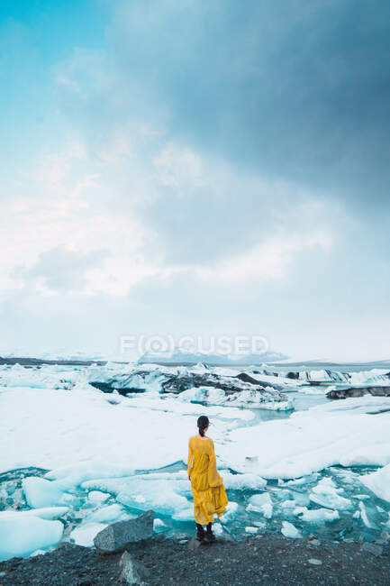Frau steht auf kalter Landschaft — Stockfoto