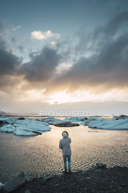 Uomo in piedi sulla riva — Foto stock