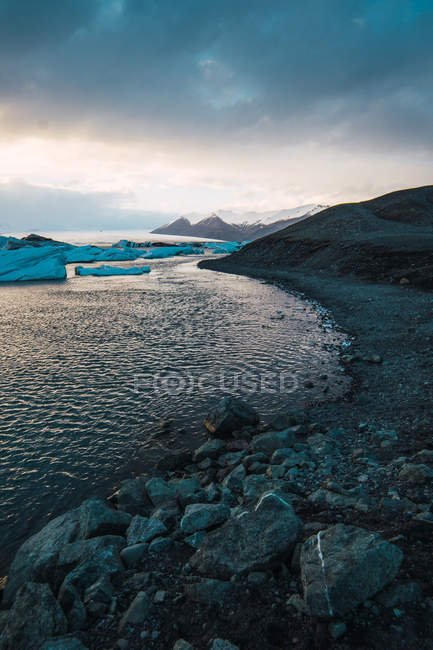 Valle nevado de montaña con río en Islandia - foto de stock