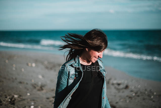 Donna che cammina sul mare — Foto stock