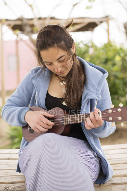 Mulher tocando ukelele — Fotografia de Stock