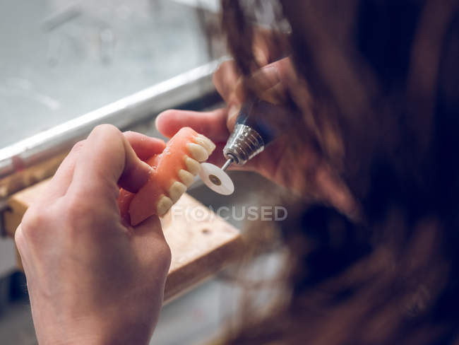 Zahntechniker poliert Zahnersatz — Stockfoto