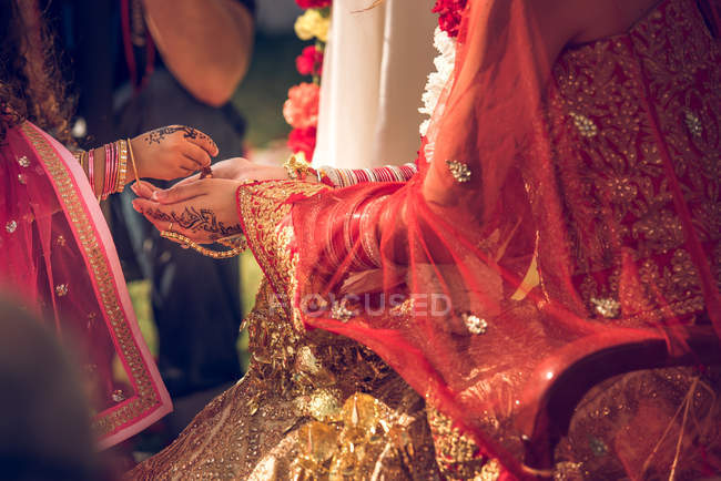 Індуїстські наречена у традиційних костюмах — стокове фото