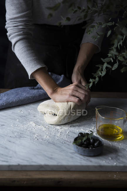 Жіночі руки замішують кисле тісто — стокове фото