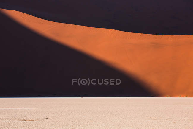 Sand und Hügel in trostloser Wüste — Stockfoto