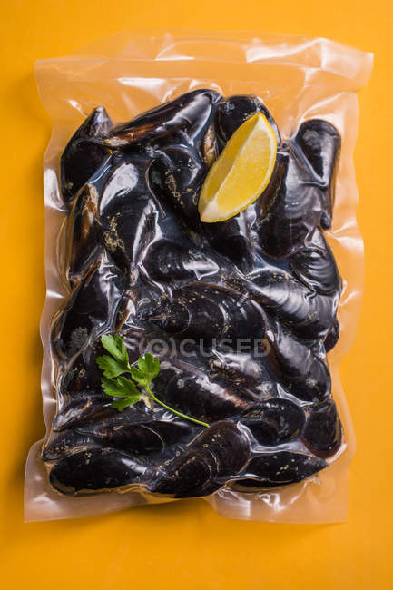 Mejillones en envases de bolsas de plástico - foto de stock