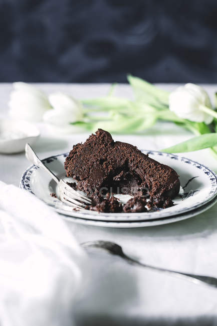 Pedaço de bolo de chocolate no prato — Fotografia de Stock