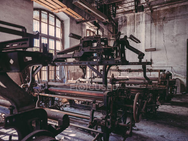 Старые машины на заводе — стоковое фото