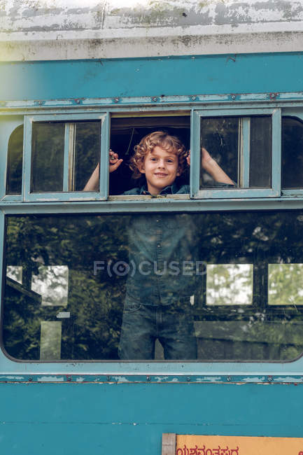 Мальчик, стоящий внутри старого поезда — стоковое фото