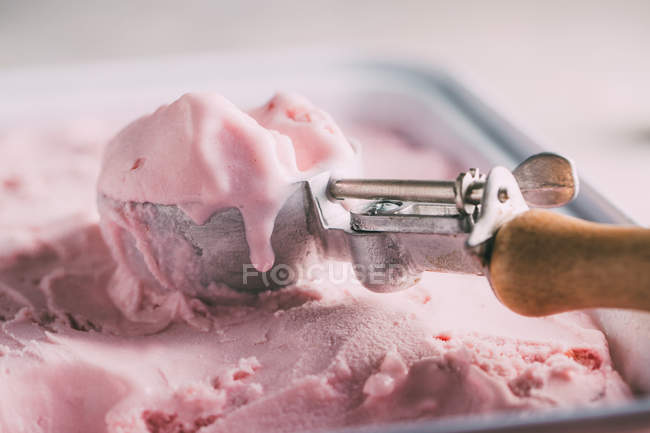 Delicioso helado de fresa - foto de stock