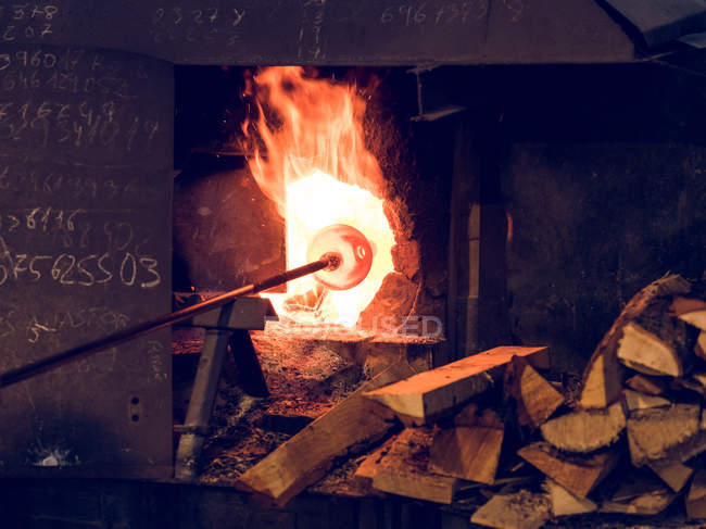 Rohr mit Glas in brennendem Industrieofen auf Fabrik. — Stockfoto