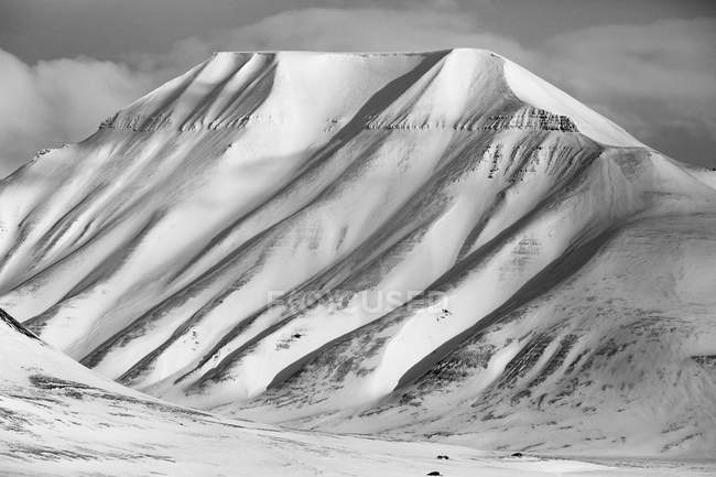 Гора, покрытая снегом — стоковое фото