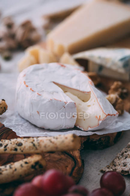 Brie cheese with crostini — Stock Photo