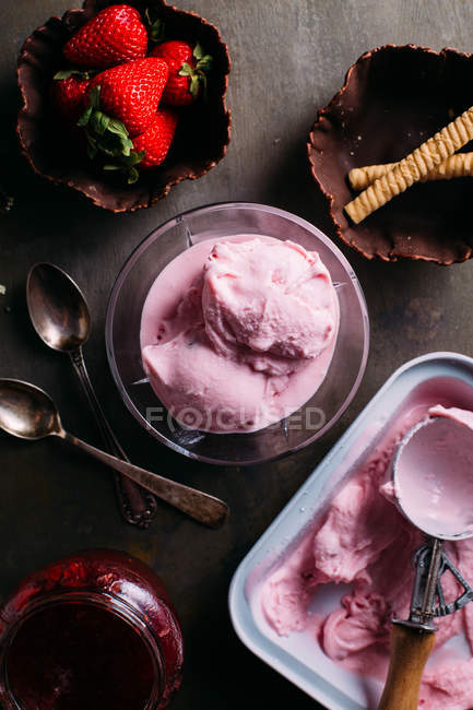 Délicieuse crème glacée fraise — Photo de stock