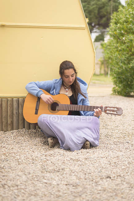 Donna che suona la chitarra — Foto stock