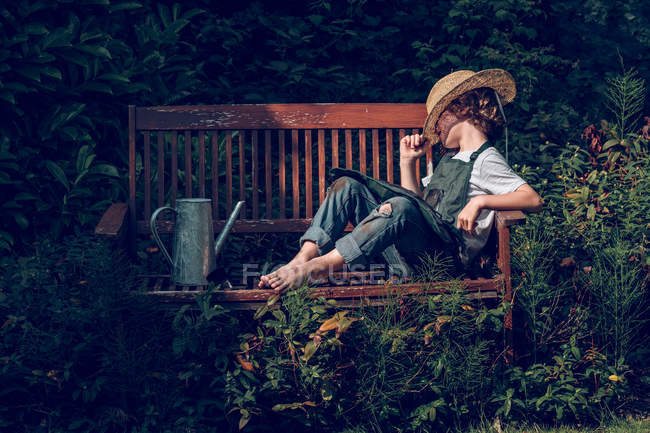 Мальчик отдыхает на скамейке — стоковое фото