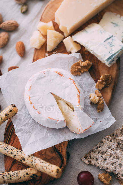 Сырная доска с орехами и кростини — стоковое фото