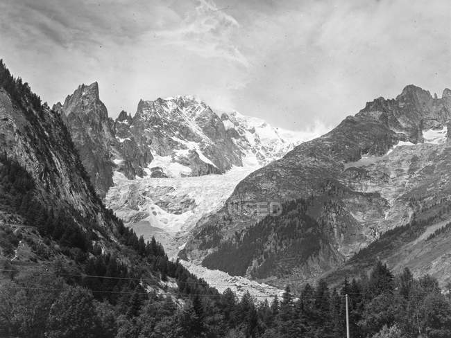 Panorama in bianco e nero della splendida catena montuosa con vetta innevata, Belgio
. — Foto stock